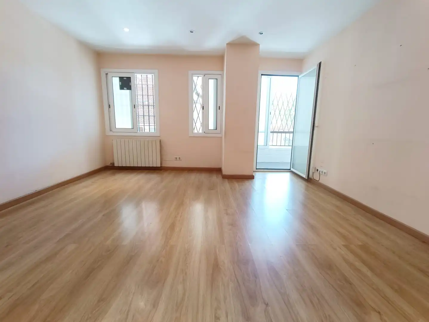 Wohnzimmer von Erdgeschoss zum Verkauf in Badalona mit Heizung, Parkett und Balkon