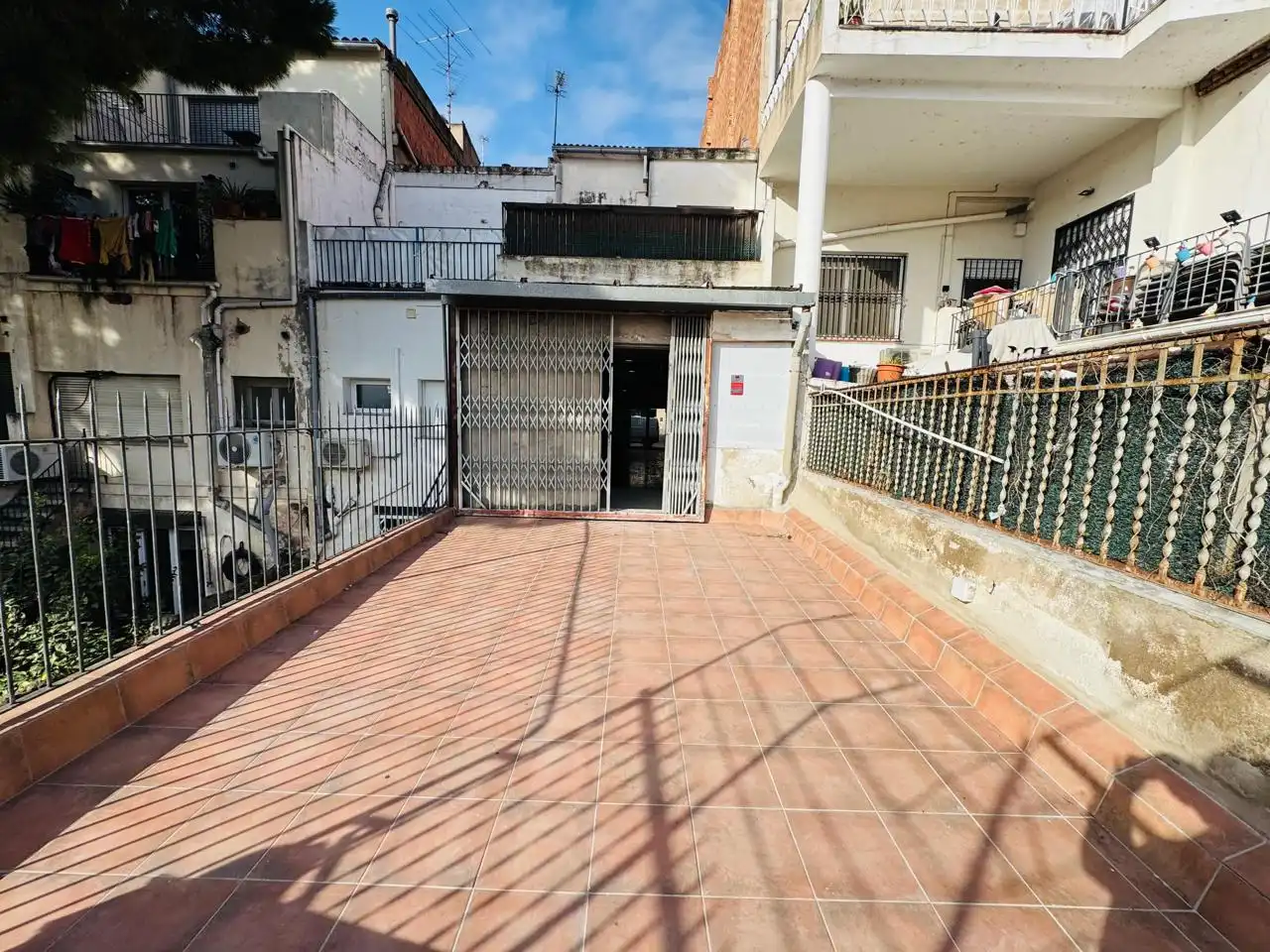 Vista exterior de Casa adosada en venta en Montcada i Reixac con Aire acondicionado, Terraza y Trastero