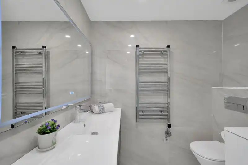 Badezimmer von Wohnungen zur Miete in Marbella mit Klimaanlage, Heizung und Privatgarten