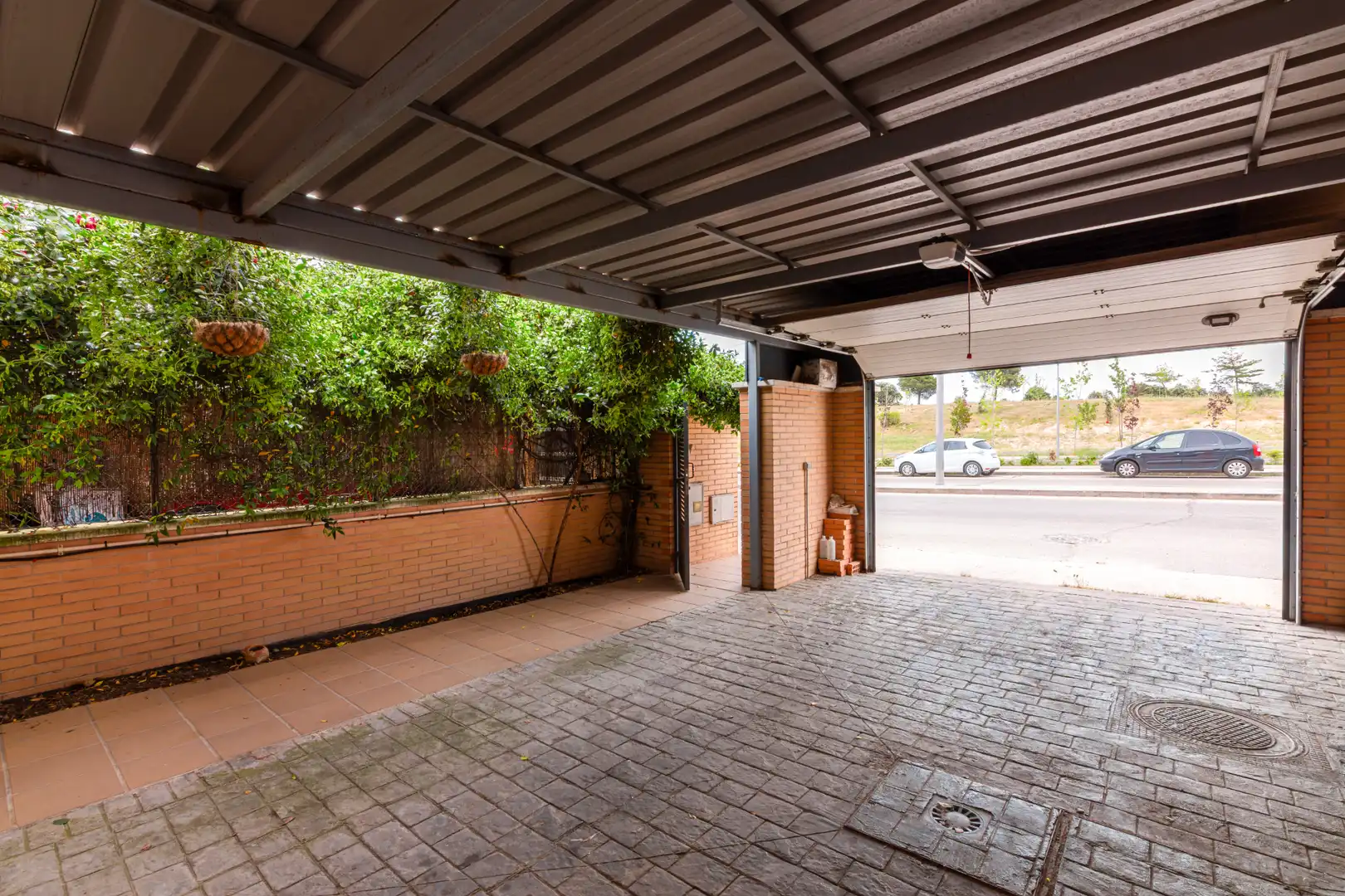 Parking de Casa adosada en venta en Navalcarnero con Calefacción, Jardín privado y Terraza