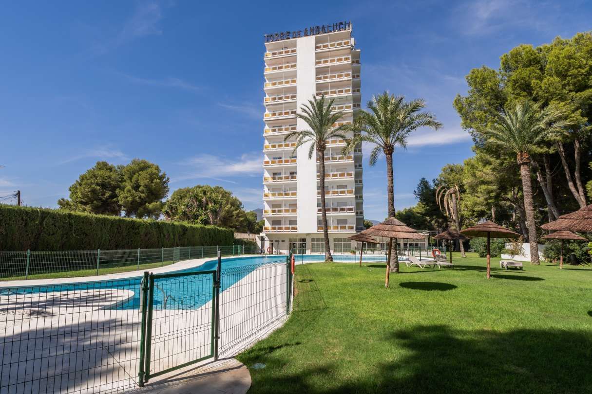 Vista exterior de Piso en venta en Marbella con Terraza, Piscina y Amueblado