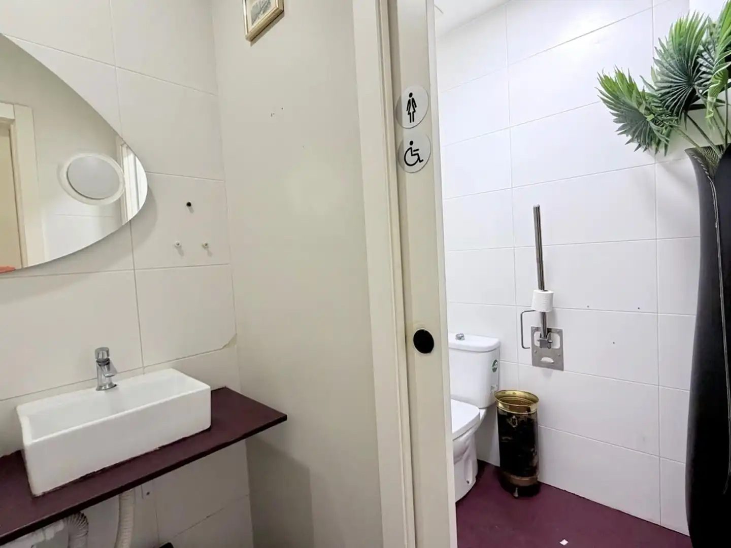 Bany de Local en traspas en Barcelona amb Moblat i Internet