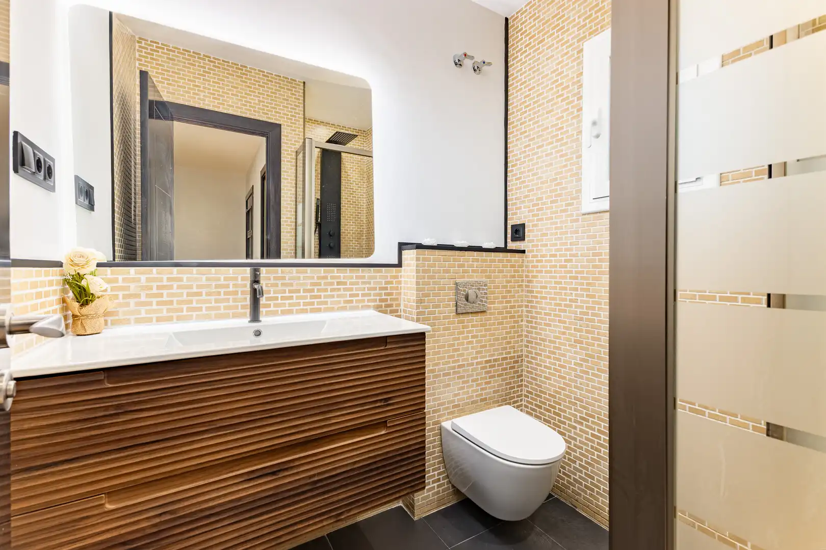 Badezimmer von Wohnung zum Verkauf in Barcelona mit Klimaanlage, Heizung und Parkett