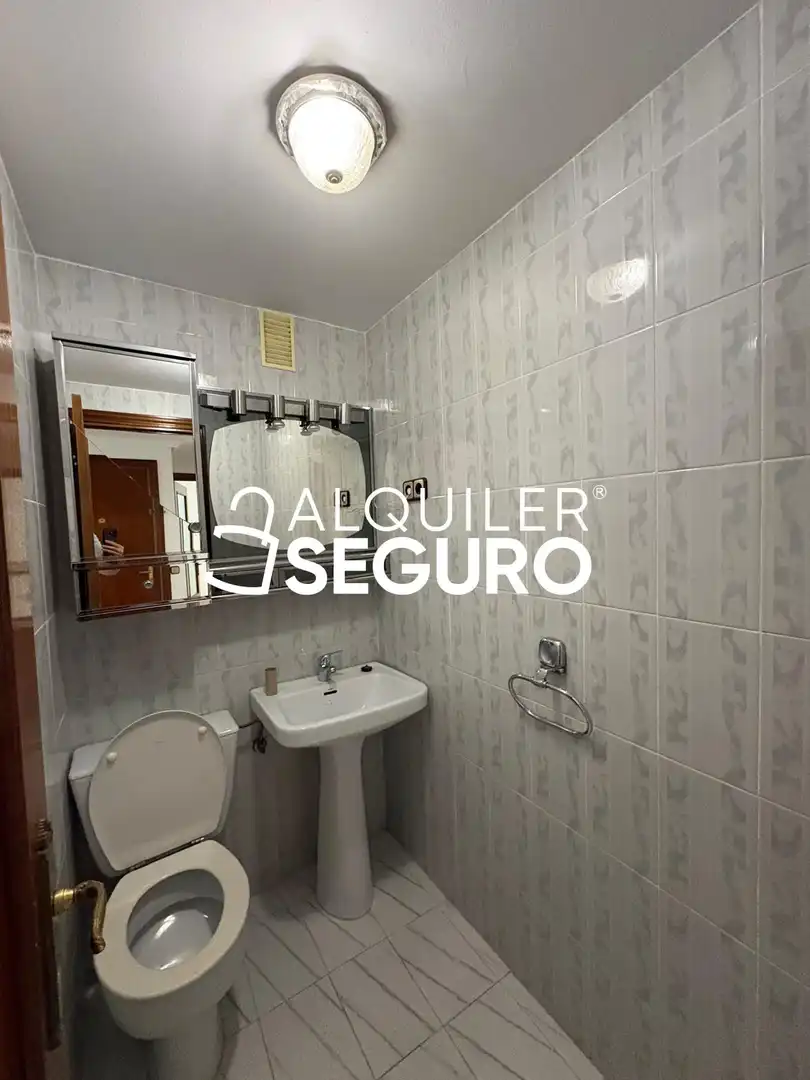 Bathroom of Flat for rent in Madrid  with Heating, Terrace and Furnished