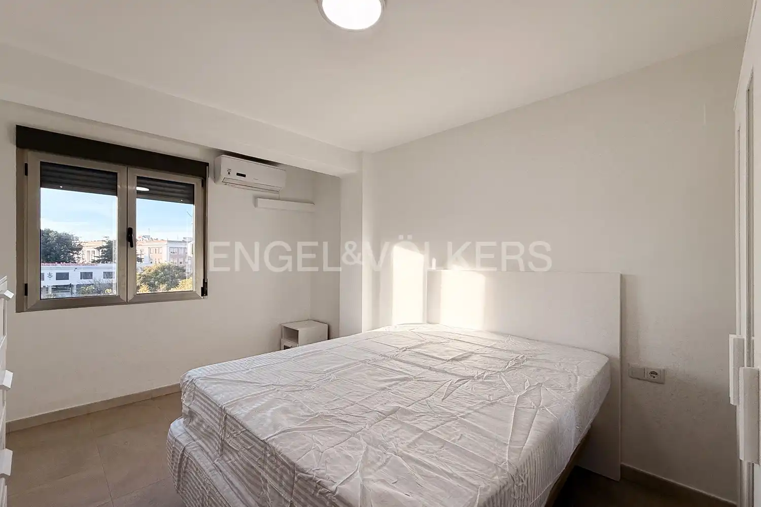 Schlafzimmer von Wohnung zur Miete in Valencia mit Klimaanlage, Heizung und Möbliert
