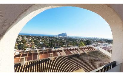 Vista exterior de Casa adosada en venda en Calpe / Calp amb Aire condicionat, Jardí privat i Terrassa