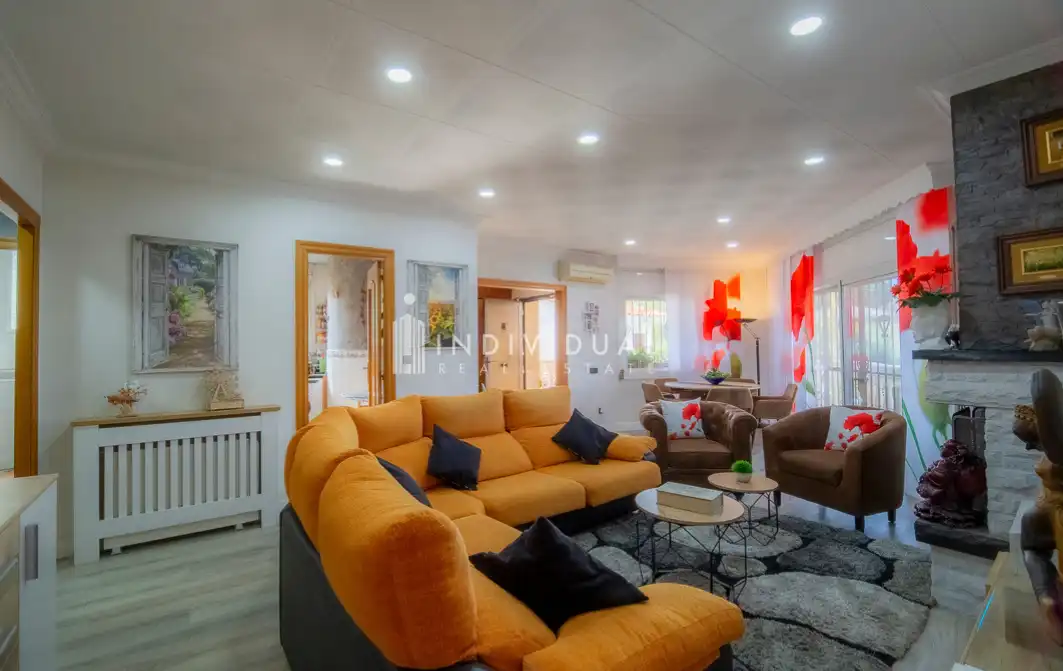 Sala d'estar de Casa o xalet en venda en Santa Eulàlia de Ronçana amb Aire condicionat, Jardí privat i Parquet