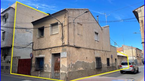 Casa en esquina con terreno para reformar o edificar en Santomera