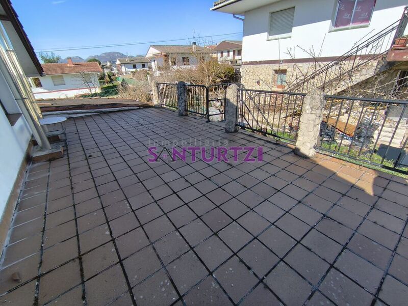 Terrassa de Casa o xalet en venda en Valle de Losa amb Calefacció, Jardí privat i Terrassa