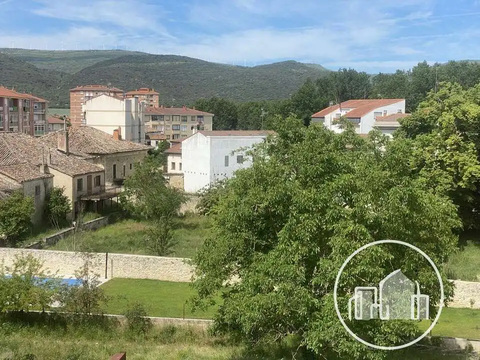 Vista exterior de Pis en venda en Villarcayo de Merindad de Castilla la Vieja amb Balcó
