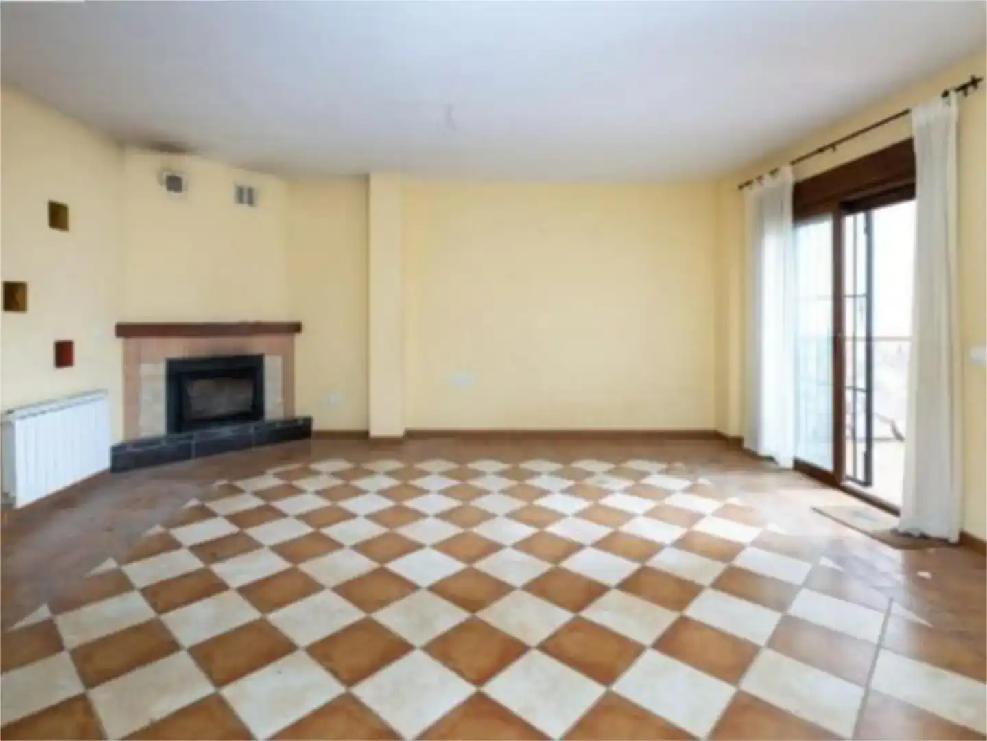 Sala d'estar de Casa adosada en venda en Villamena amb Traster, Moblat i Balcó