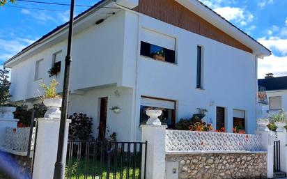 Vista exterior de Casa o xalet en venda en Llanes amb Calefacció, Jardí privat i Terrassa