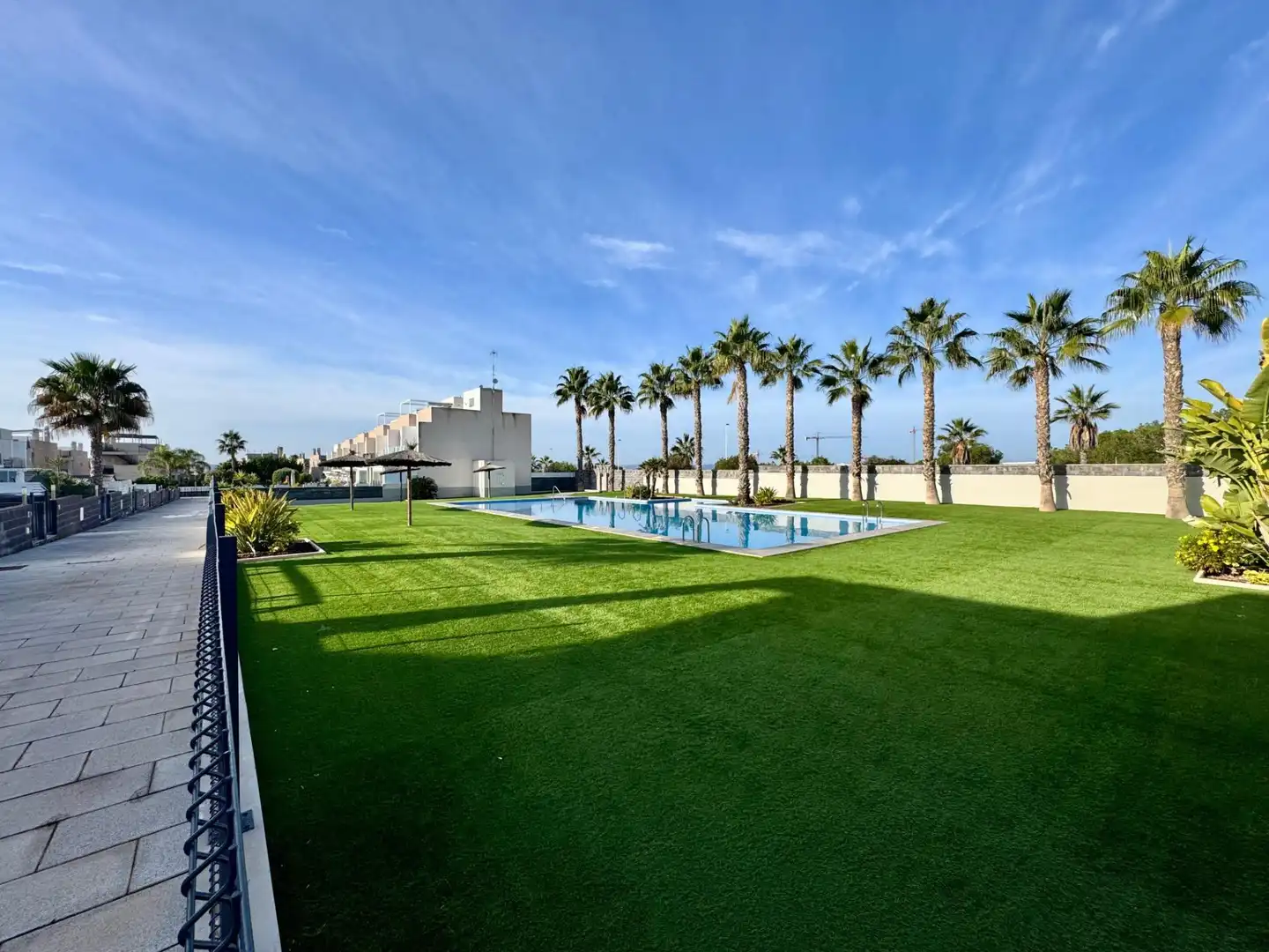 Piscina de Casa adosada en venta en Torrevieja con Jardín privado, Terraza y Balcón