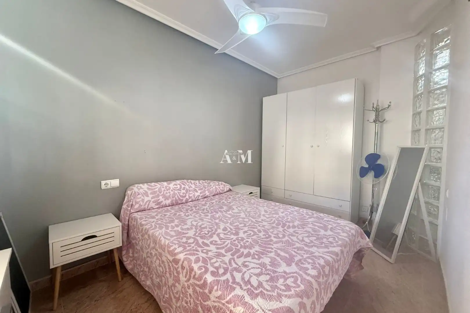 Dormitori de Apartament de lloguer en Torrevieja amb Aire condicionat, Calefacció i Moblat