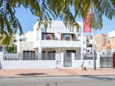 Xalet amb jardí en venda a Avenida España