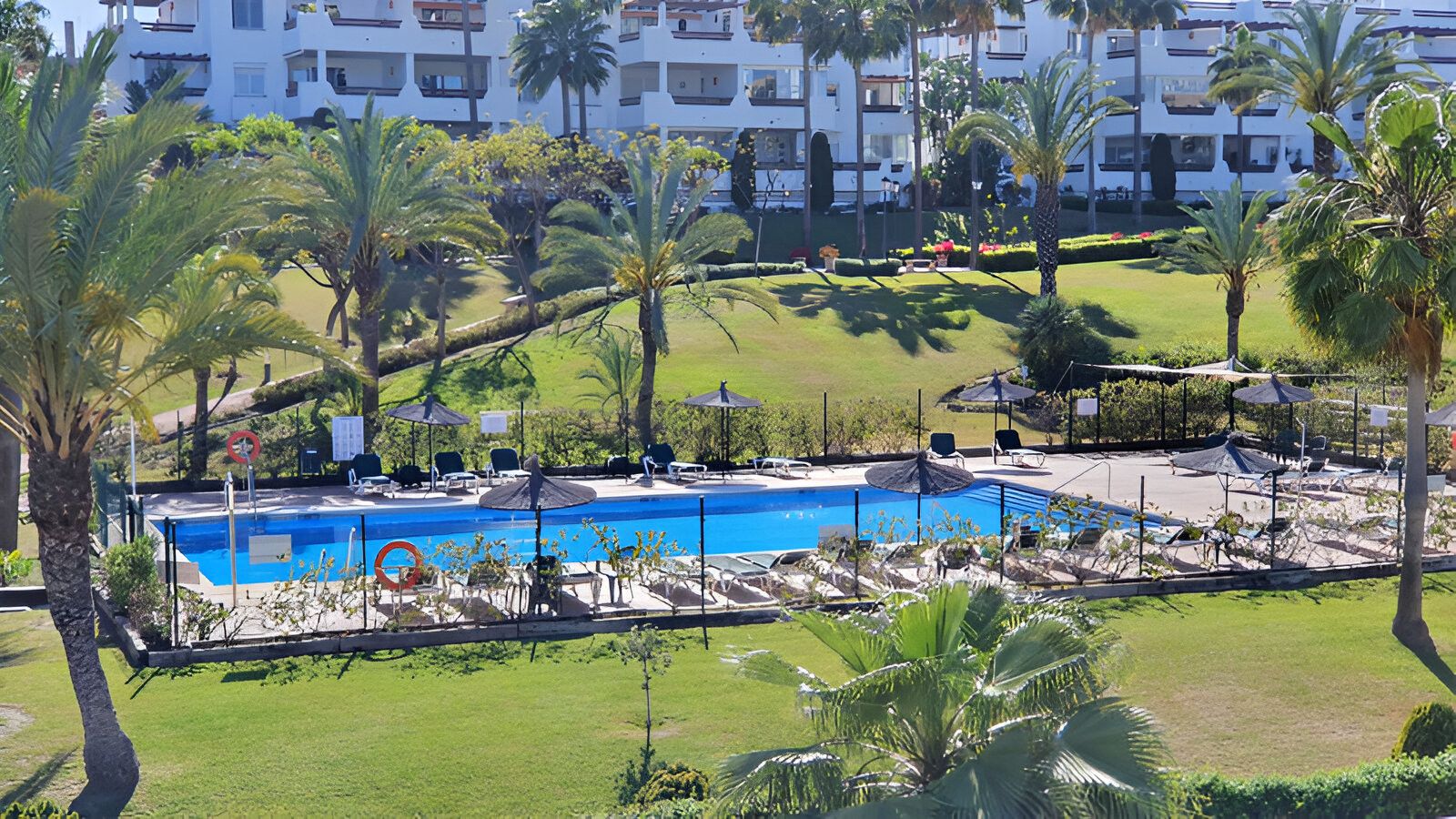Jardí de Casa adosada en venda en Estepona amb Aire condicionat, Terrassa i Traster