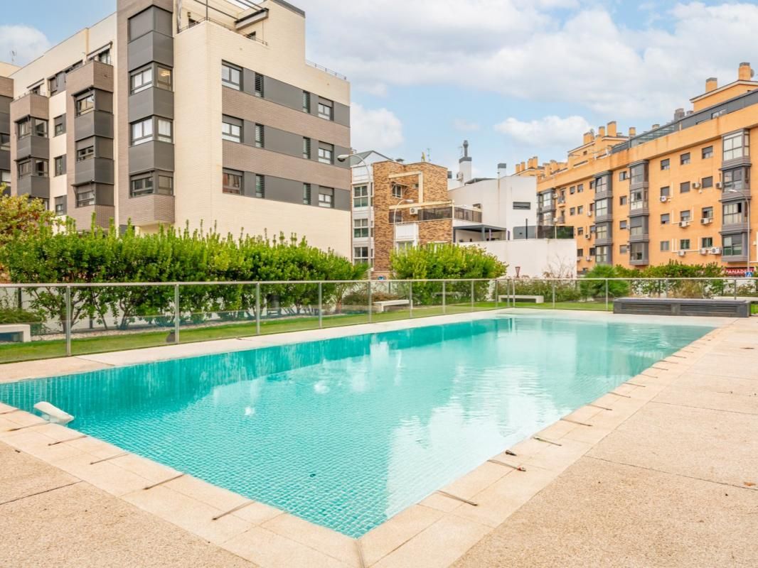Piscina de Piso en venta en  Madrid Capital con Aire acondicionado, Calefacción y Jardín privado