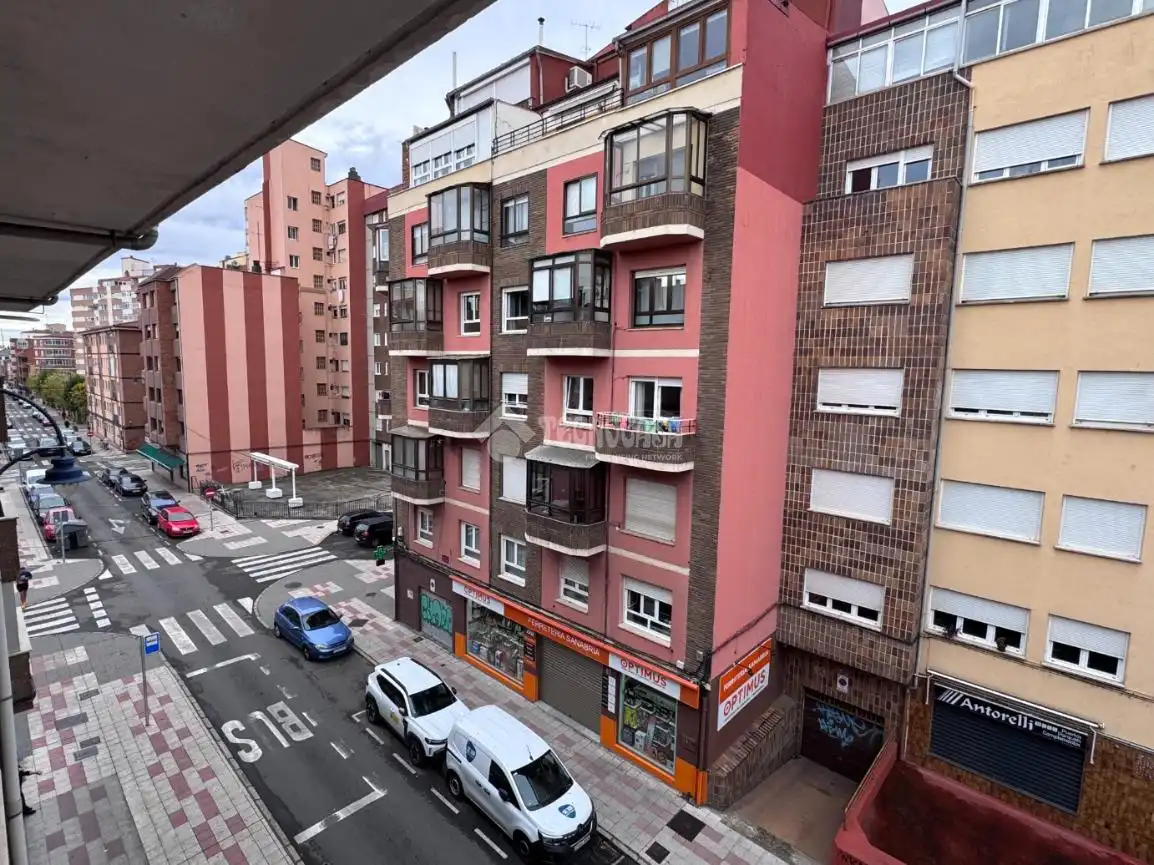 Außenansicht von Wohnung zum Verkauf in León Capital  mit Heizung, Terrasse und Abstellraum
