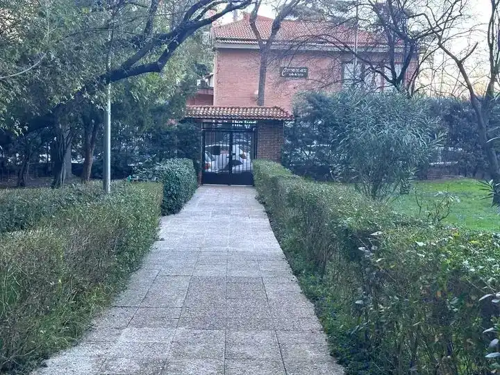 Außenansicht von Wohnungen zur Miete in  Madrid Capital mit Balkon