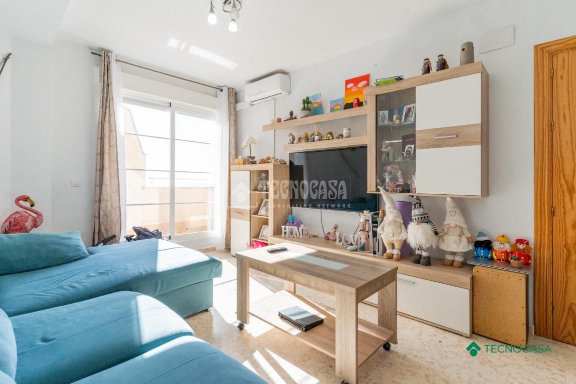 Sala d'estar de Pis en venda en Roquetas de Mar amb Aire condicionat, Balcó i Piscina comunitària