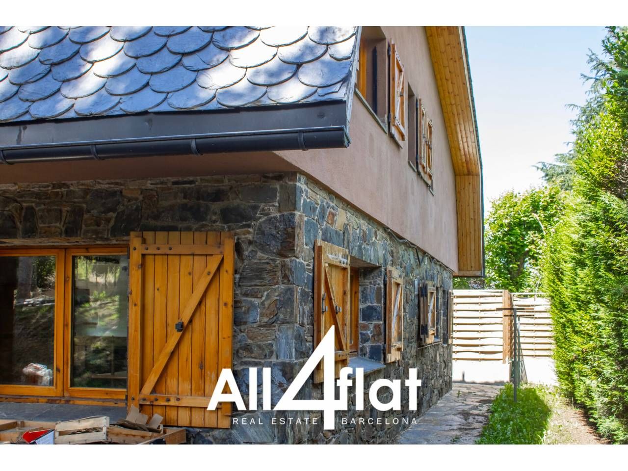 Vista exterior de Casa adosada en venta en Alp con Calefacción, Jardín privado y Parquet