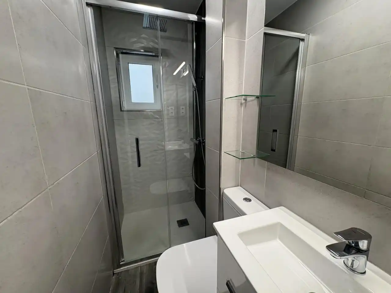 Baño de Piso de alquiler en Madrid con Aire acondicionado y Calefacción