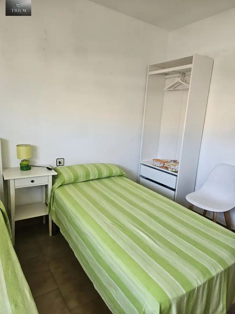Dormitori de Apartament de lloguer en Salobreña amb Aire condicionat, Moblat i Balcó