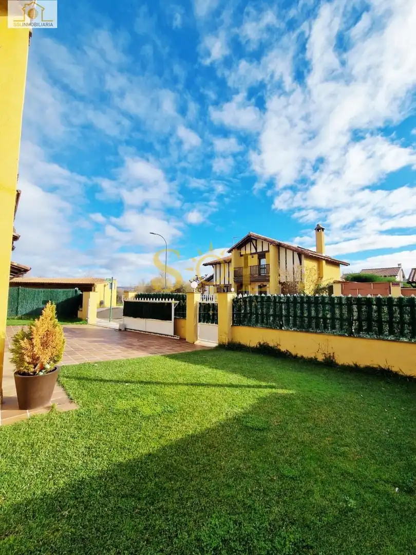 Vista exterior de Casa o chalet en venta en Villaquilambre con Calefacción, Jardín privado y Parquet