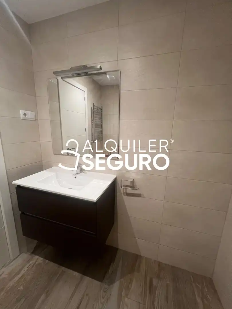 Bathroom of Flat for rent in Madrid  with Air Conditioner and Heating