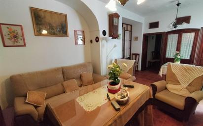 Sala d'estar de Casa o xalet en venda en Cardeña amb Moblat