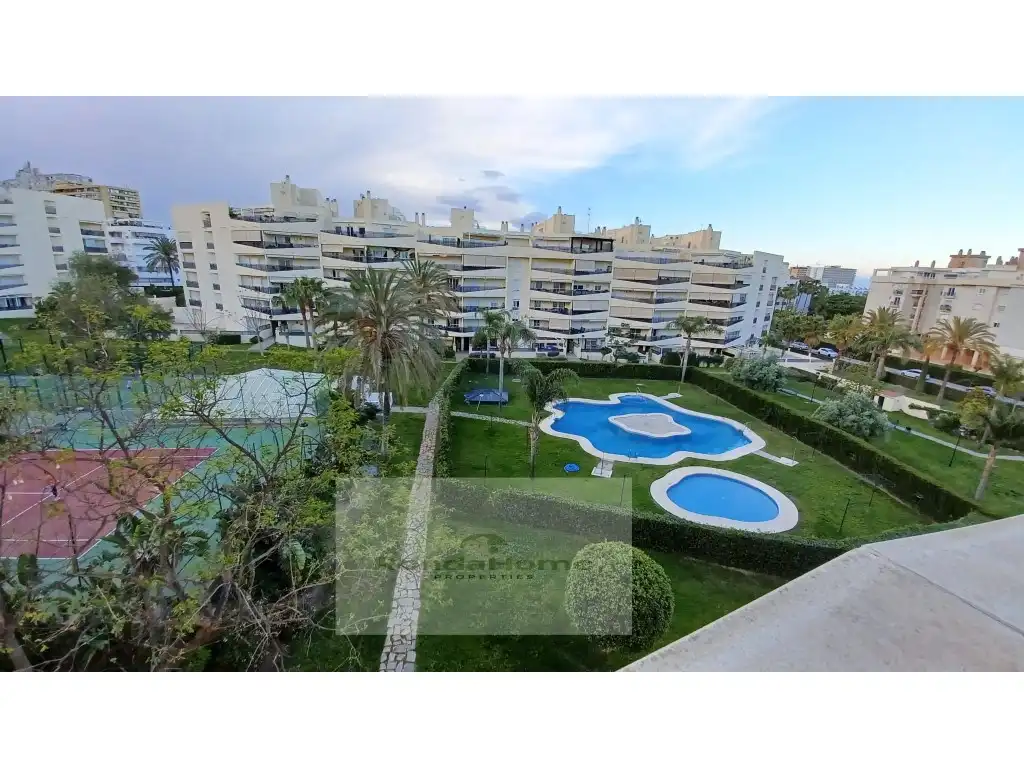Vista exterior de Piso de alquiler en Torremolinos con Piscina y Amueblado