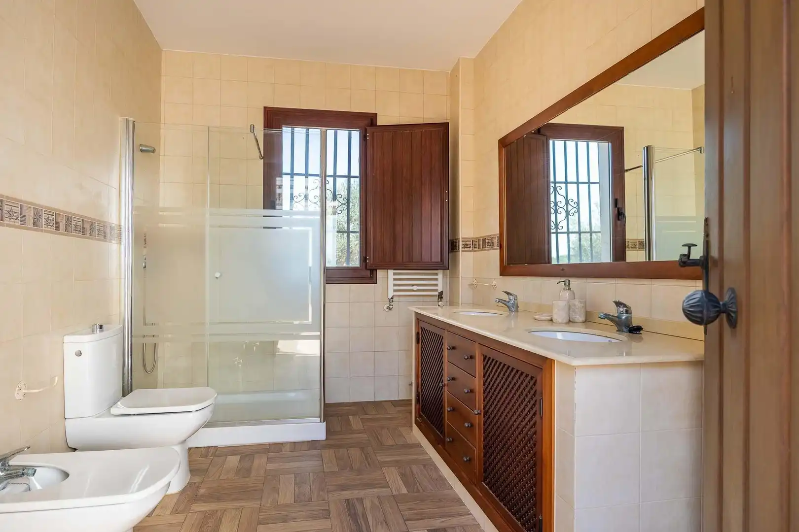 Baño de Finca rústica en venta en Carmona con Calefacción, Jardín privado y Terraza