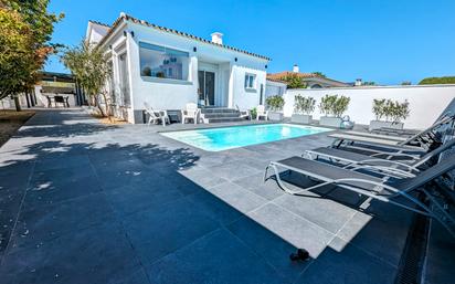 Vista exterior de Casa o xalet en venda en Empuriabrava amb Aire condicionat, Terrassa i Piscina