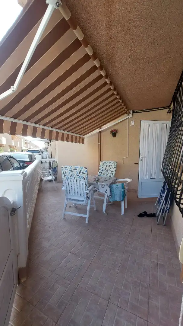 Terrasse von Einfamilien-Reihenhaus zum Verkauf in La Manga del Mar Menor mit Klimaanlage, Heizung und Terrasse
