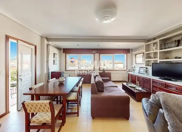 Sala d'estar de Casa o xalet en venda en Nigrán amb Calefacció, Jardí privat i Parquet