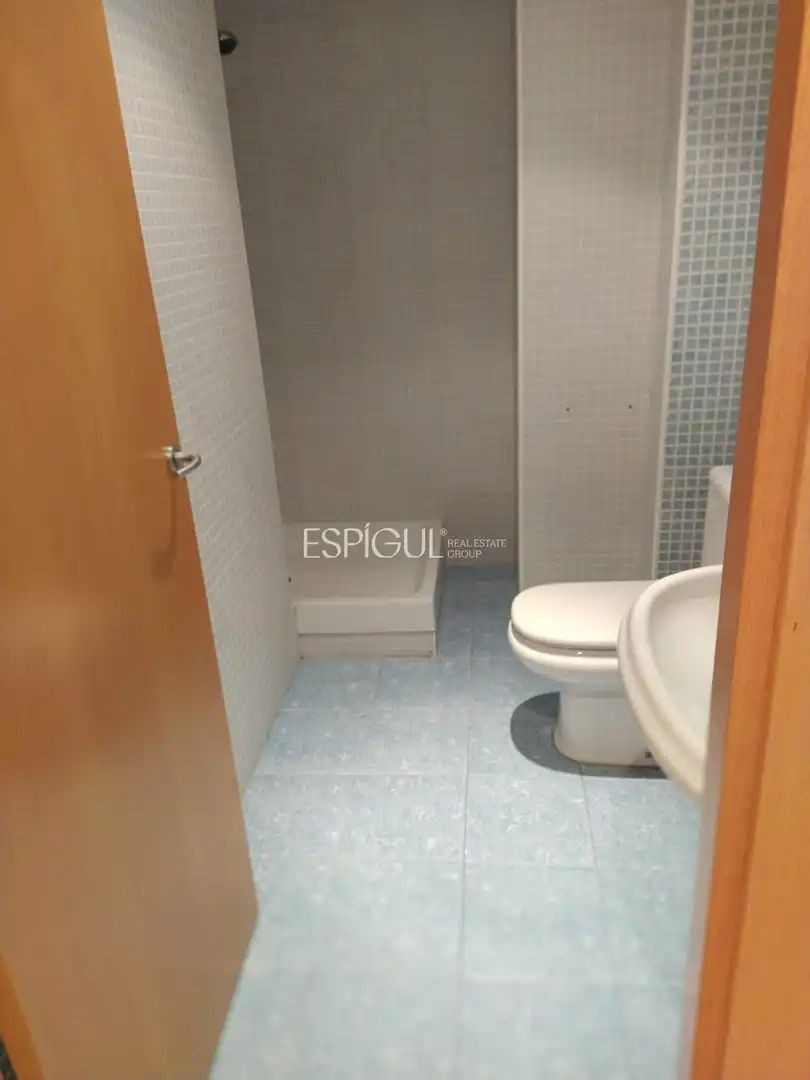 Badezimmer von Maisonette zum Verkauf in Girona mit Klimaanlage, Heizung und Parkett