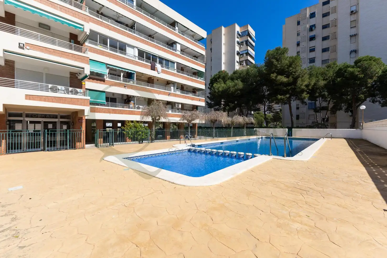 Schwimmbecken von Wohnung zum Verkauf in Alicante / Alacant mit Klimaanlage, Heizung und Privatgarten