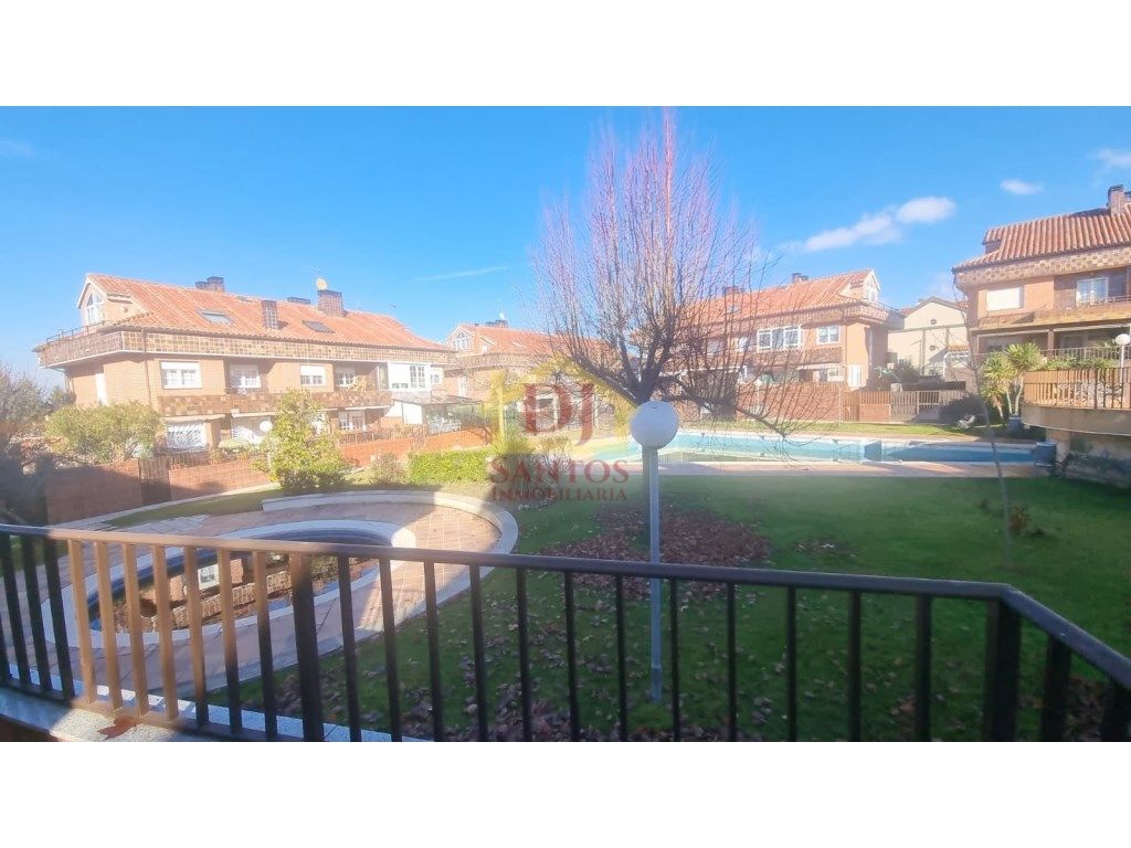 Vista exterior de Casa o xalet en venda en Villares de la Reina amb Jardí privat i Terrassa