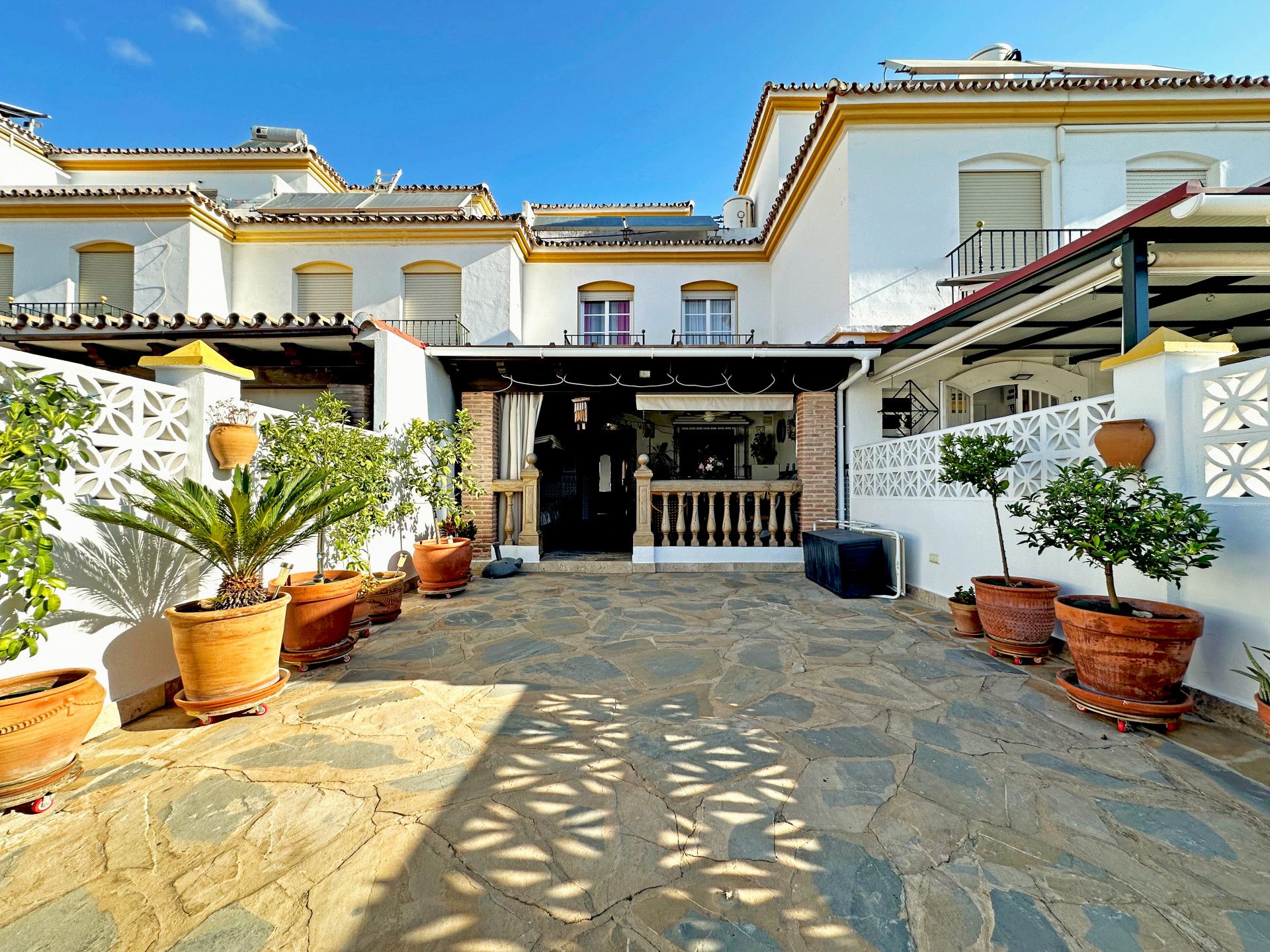 Jardí de Casa adosada en venda en Estepona amb Aire condicionat, Terrassa i Traster