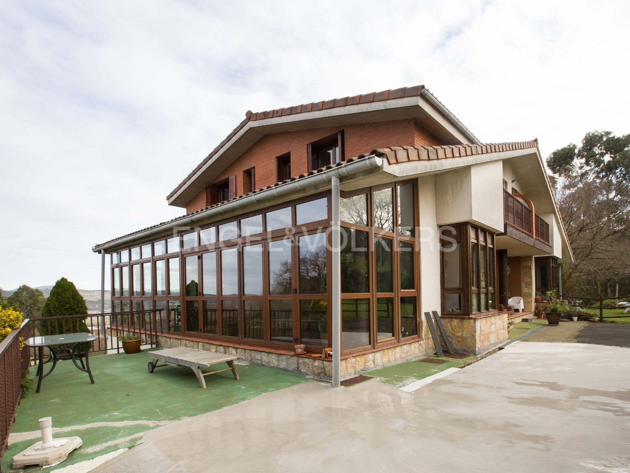 Vista exterior de Casa o xalet en venda en Sondika amb Calefacció, Jardí privat i Parquet