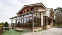 Vista exterior de Casa o xalet en venda en Sondika amb Aire condicionat, Calefacció i Jardí privat