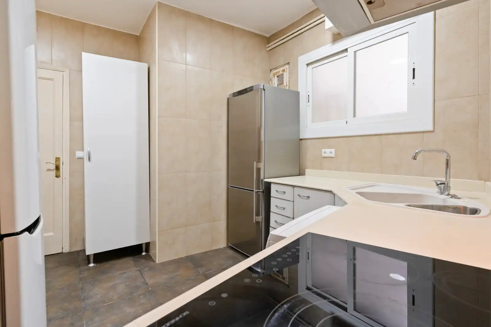 Kitchen of Flat for share in Eixample