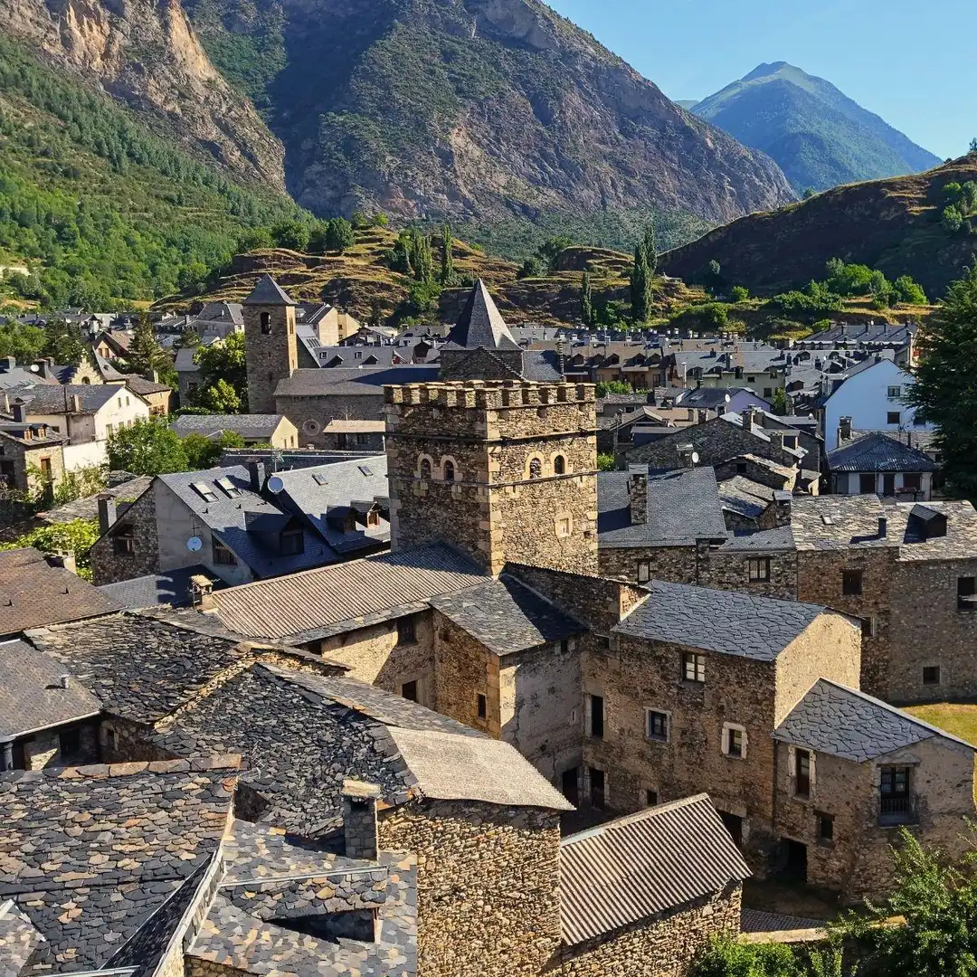 Vista exterior de Finca rústica en venda en Benasque amb Jardí privat