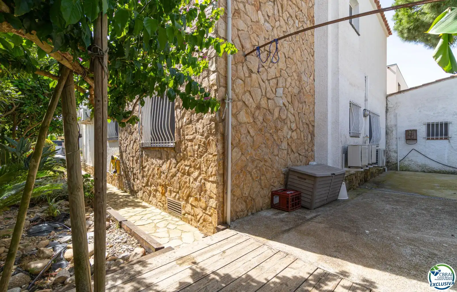 Vista exterior de Casa o xalet en venda en Empuriabrava amb Aire condicionat, Piscina i Moblat