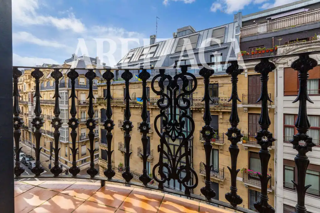 Terrassa de Pis en venda en Donostia - San Sebastián  amb Calefacció i Balcó