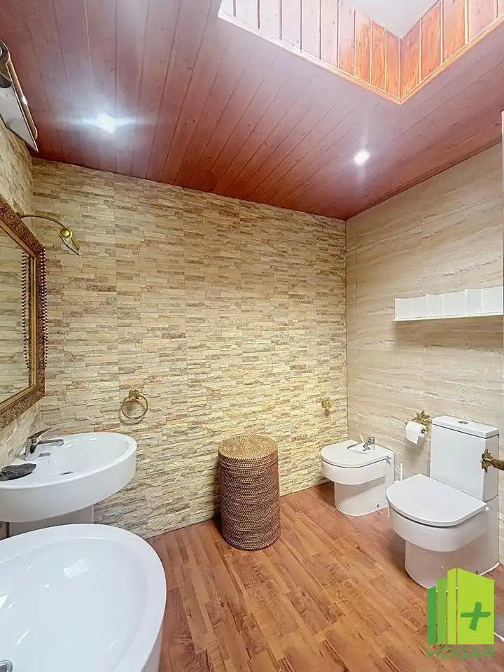 Baño de Casa adosada en venta en Jaén con Aire acondicionado, Jardín privado y Terraza