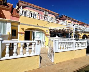Vista exterior de Casa adosada en venda en Torrevieja amb Jardí privat, Terrassa i Balcó