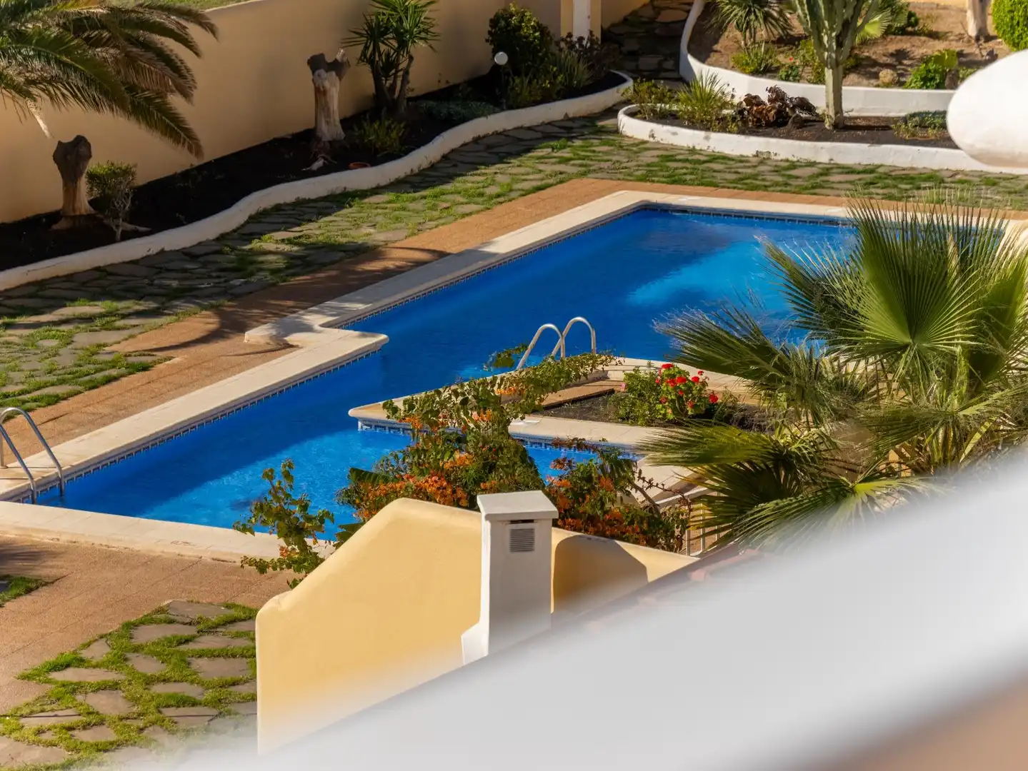 Piscina de Casa adosada en venda en Candelaria amb Aire condicionat, Jardí privat i Piscina comunitària