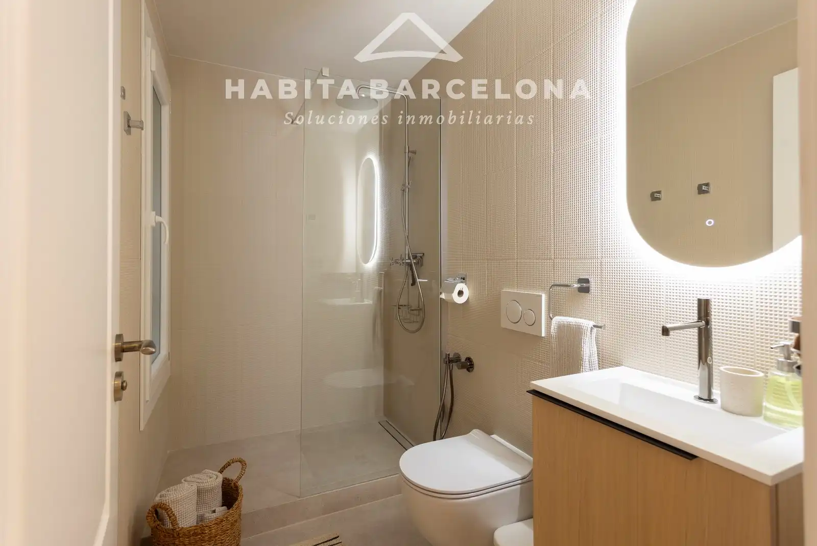 Baño de Piso de alquiler en Barcelona con Aire acondicionado, Calefacción y Parquet