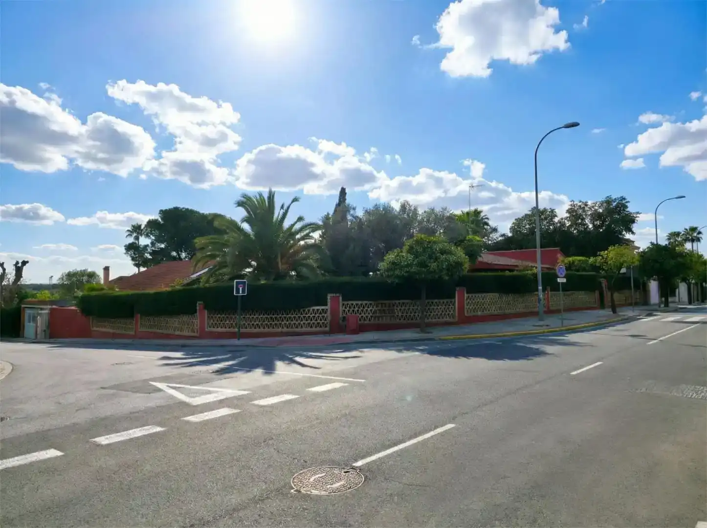 Vista exterior de Casa o xalet en venda en Dos Hermanas amb Aire condicionat, Piscina i Balcó